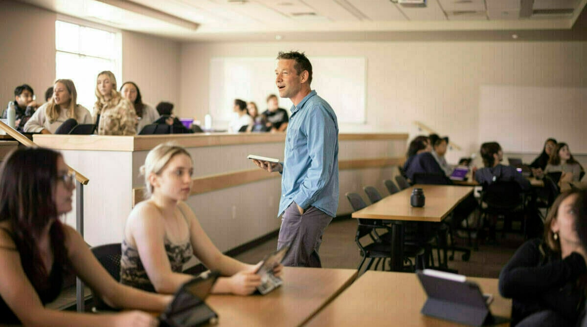 Photo of a 澳门六合彩开奖结果 professor teaching a class.